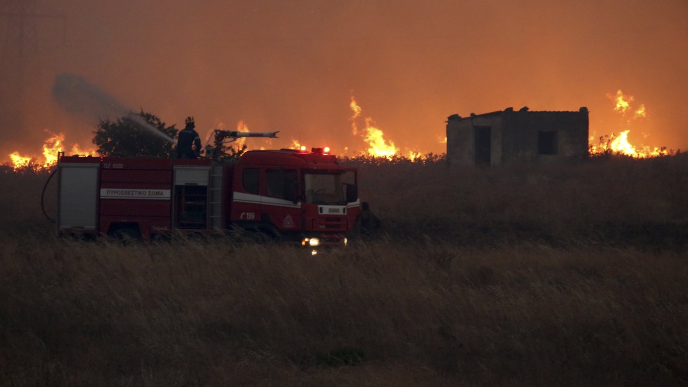 Голям  пожар бушува край Александруполис, затварят пътища, ползвайте ГКПП Маказа