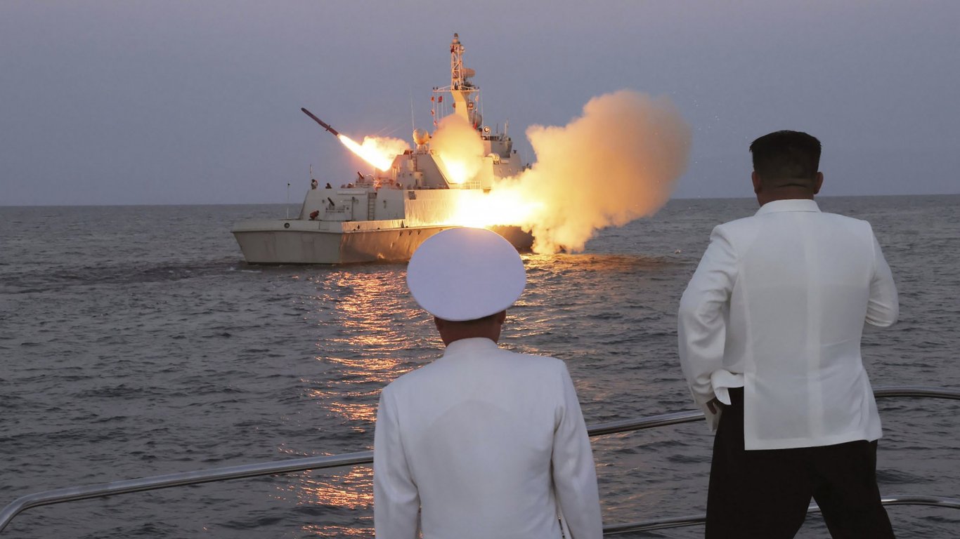 Пхенян тренира с крилати ракети над морето, Ким Чен-ун инспектира учението