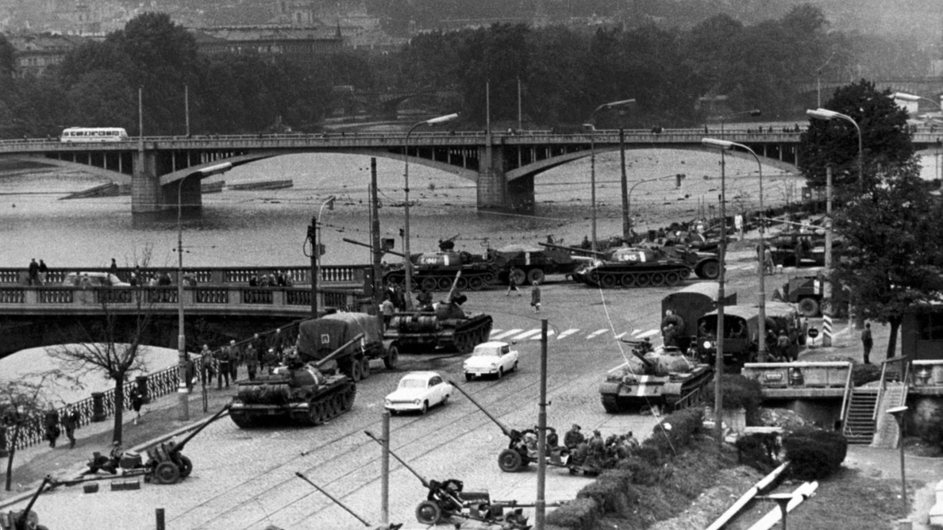 Танковете на Варшавския договор нахлуха: 55 години от смазването на Пражката пролет
