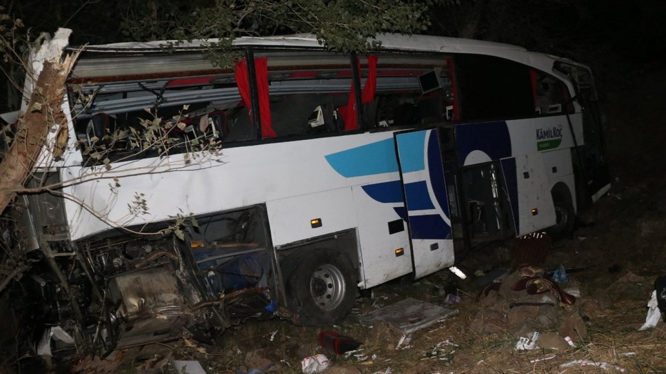 Автобус падна от 20 метра при тежка катастрофа в Турция, 12 души загинаха (видео)