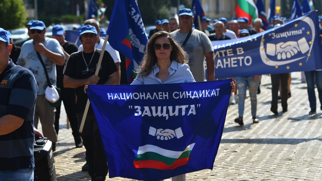На протест пред МЗ спешните медици поискаха оставката на правителството (снимки)