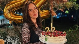 Половинката на Иво Аръков навърши 22 г. в дръзка мрежеста рокля край морето