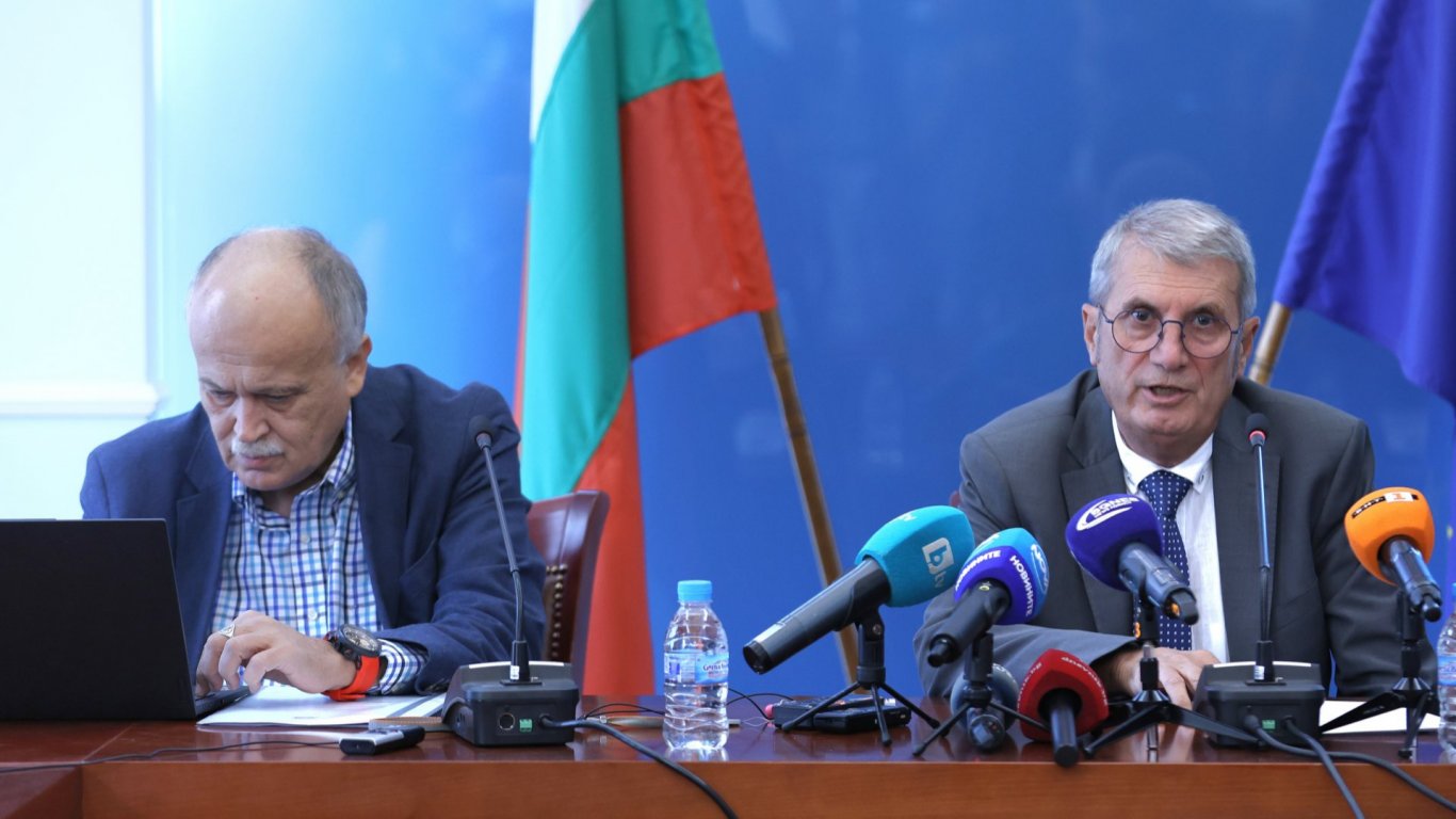 Хинков няма да подава оставка, увеличението на заплатите на спешните медици не било малко