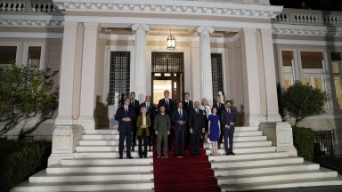 Декларацията беше разпространена късно вечерта след вечерята и неформалната дискусия