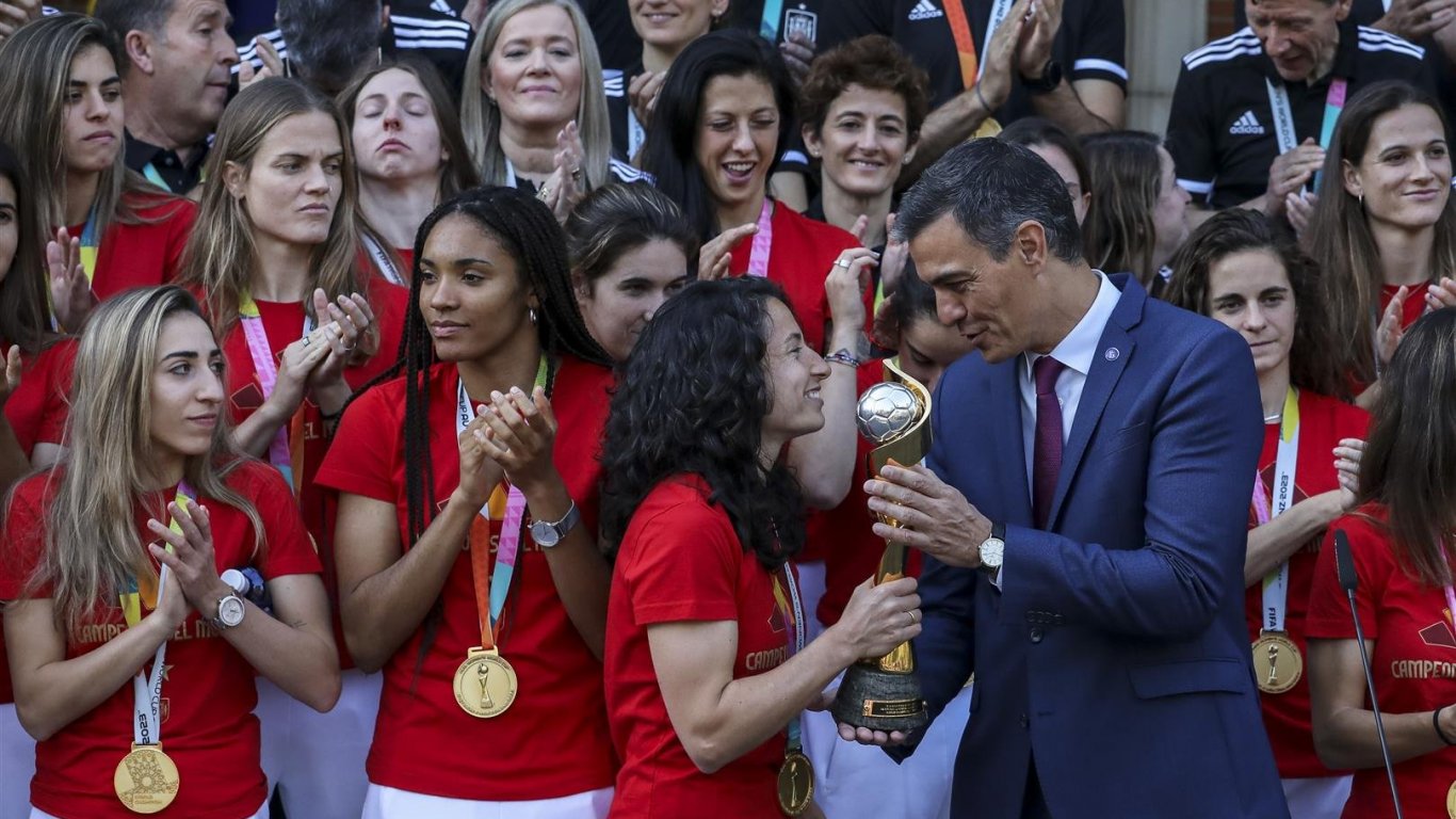 Среднощна фиеста и държавни почести за испанските световни шампионки