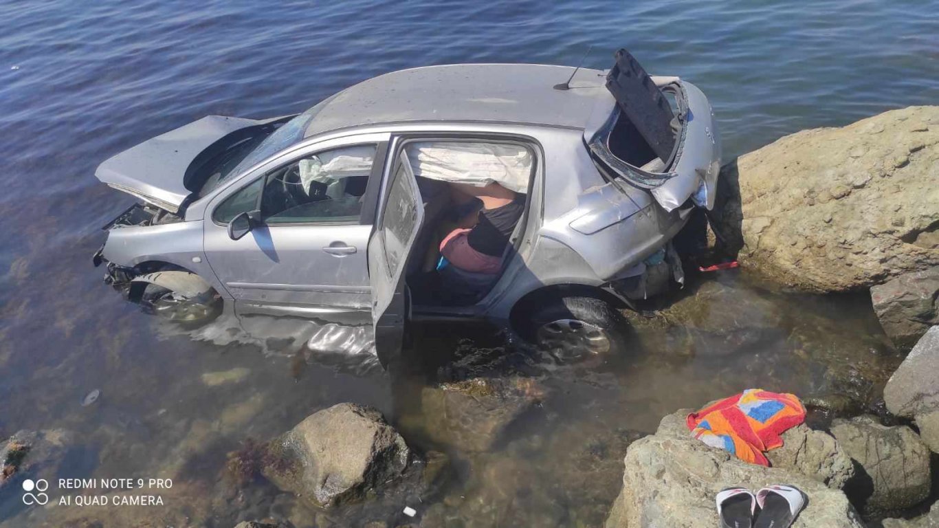 Пловдивчанин скочи с автомобила си в морето край Лозенец (снимки) 