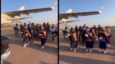 Група танцьори и музиканти го посрещнаха облечени в традиционни дрехи