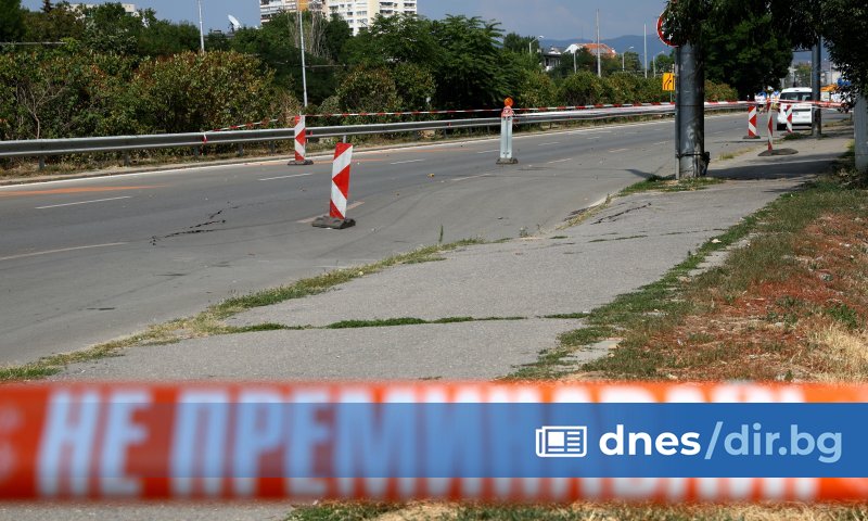 Заради пропадане на част от пътното платно вчера, временно е