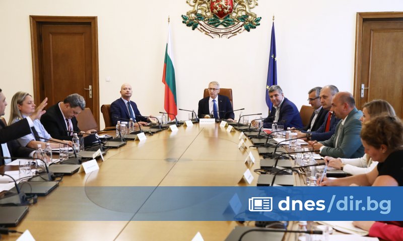 Намерението е три лаборатории в страната да бъдат оборудвани със