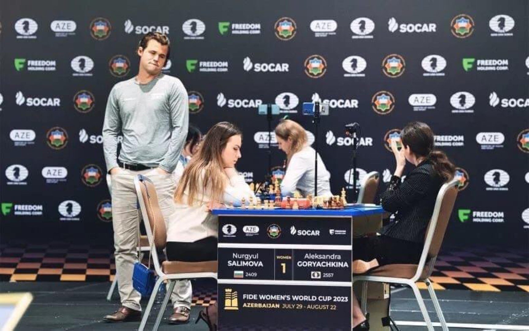 Карлсен гледа отблизо една от финалните партии при жените в Баку