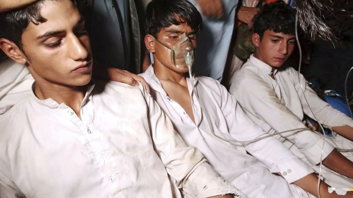 Командоси спасиха осем души, заседнали на лифт в Пакистан