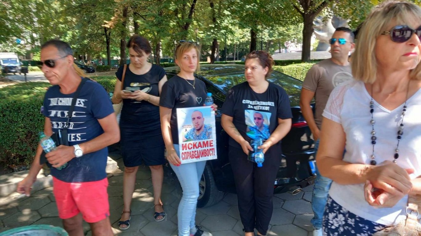 Цалапица протестира в Пловдив: Да арестуват бащата на Рангел, докато той се появи 