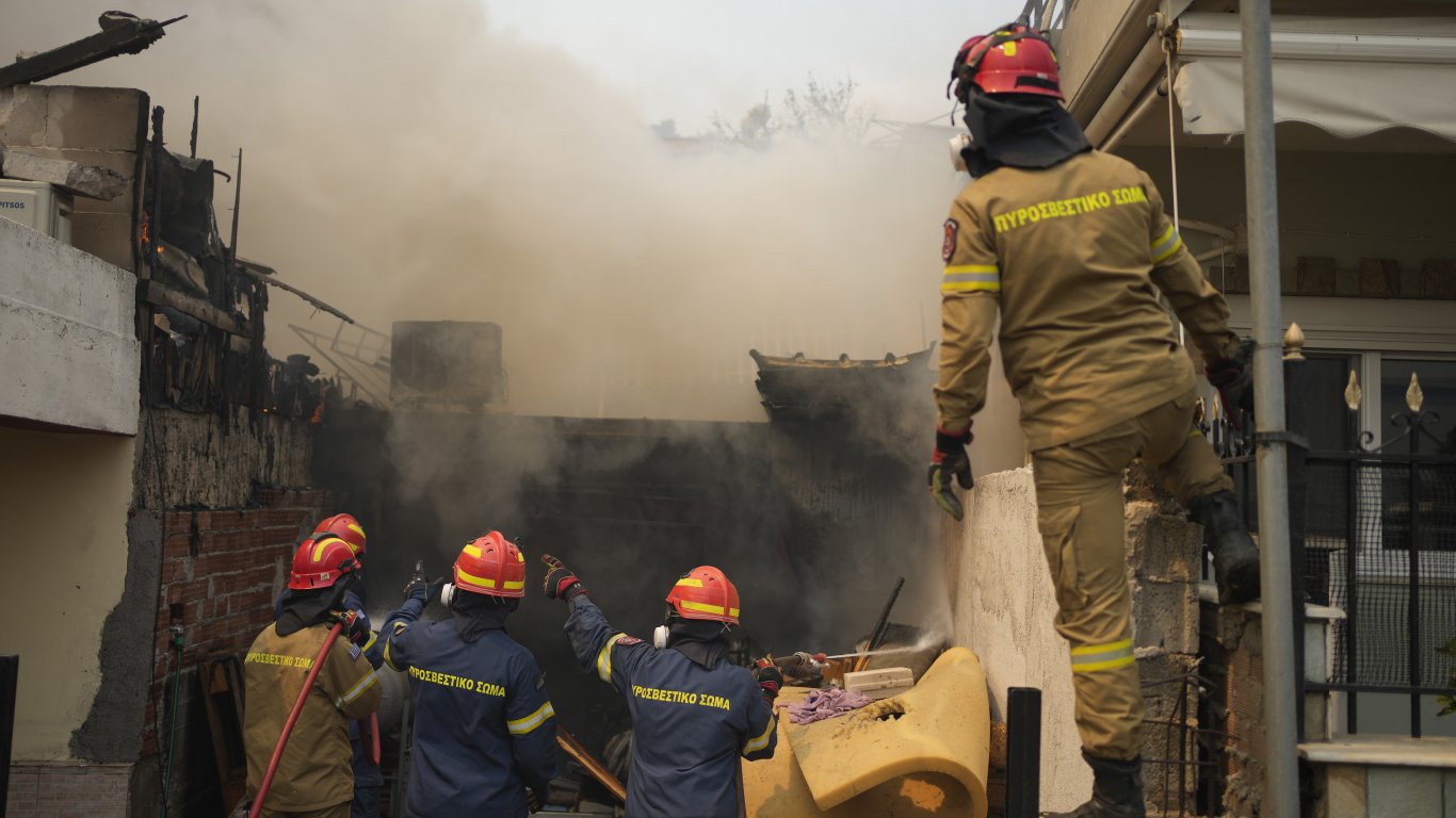 "Пепел пада отвсякъде": Наши огнеборци се включват в битката с пожарите в Александруполис (снимки и видео)