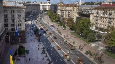 Хората се разхождаха по булевард Крешчатик в центъра на столицата