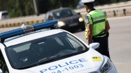 Ограничено е движението по пътя Русе-Бяла заради запален автобус