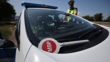 Автобус удари две паркирани коли във Видин, след като шофьорът му почина зад волана
