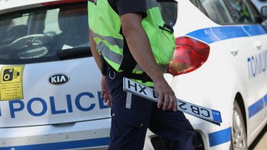 Шофьор на мигранти блъсна полицейски патрул, изскочи от колата и избяга