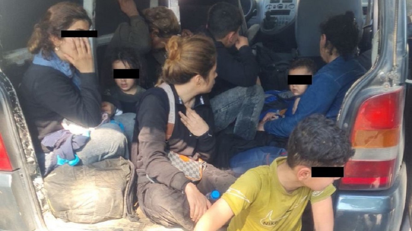 Хванаха 28 мигранти в Бургас след гонка с полицията, две бременни жени и дете са в болница