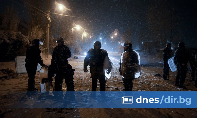 Малки групи от хора нахлуват в магазините и крадат храни