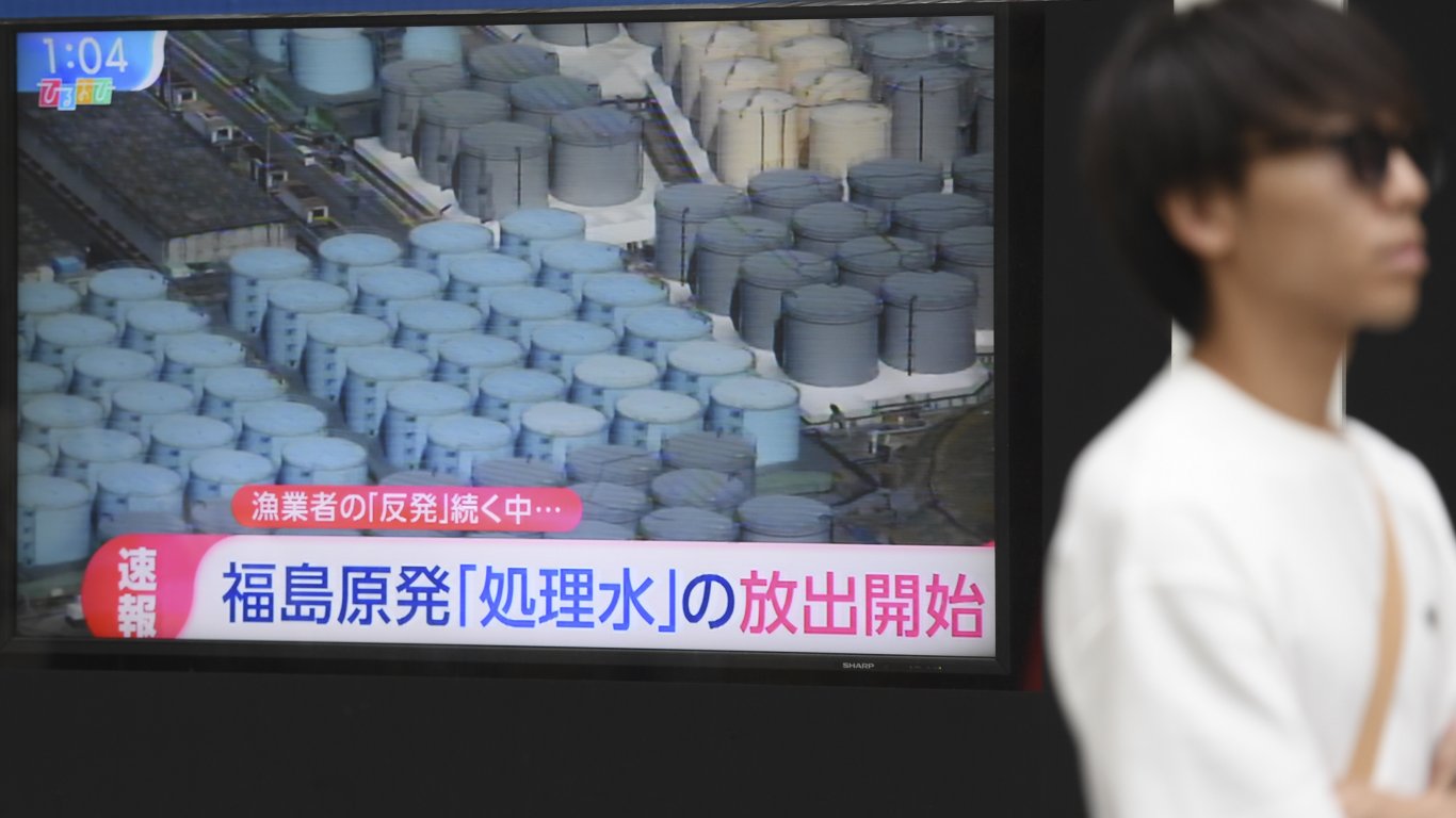 Япония започна изхвърлянето на радиоактивна вода от Фукушима (видео)