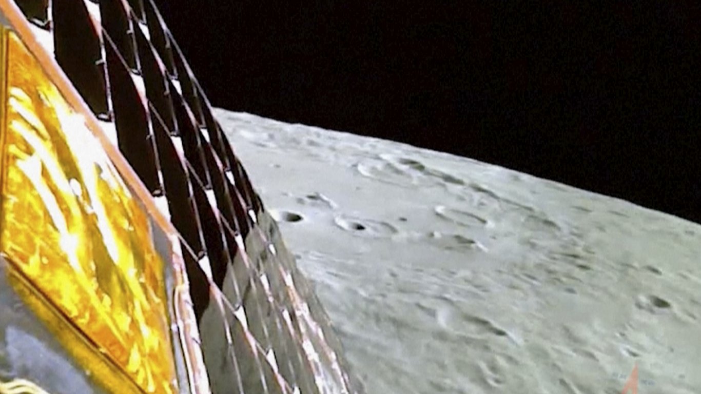 Индийският луноход откри сяра на повърхността на Луната