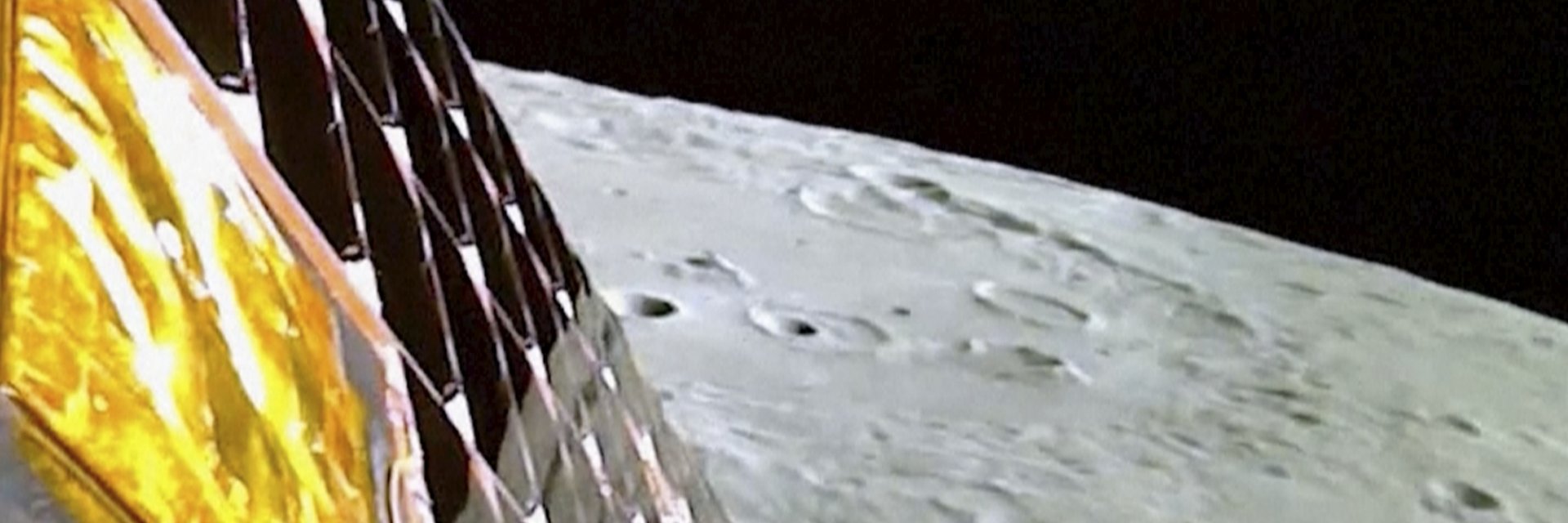 Индийският луноход измина първите си метри на Луната (видео)