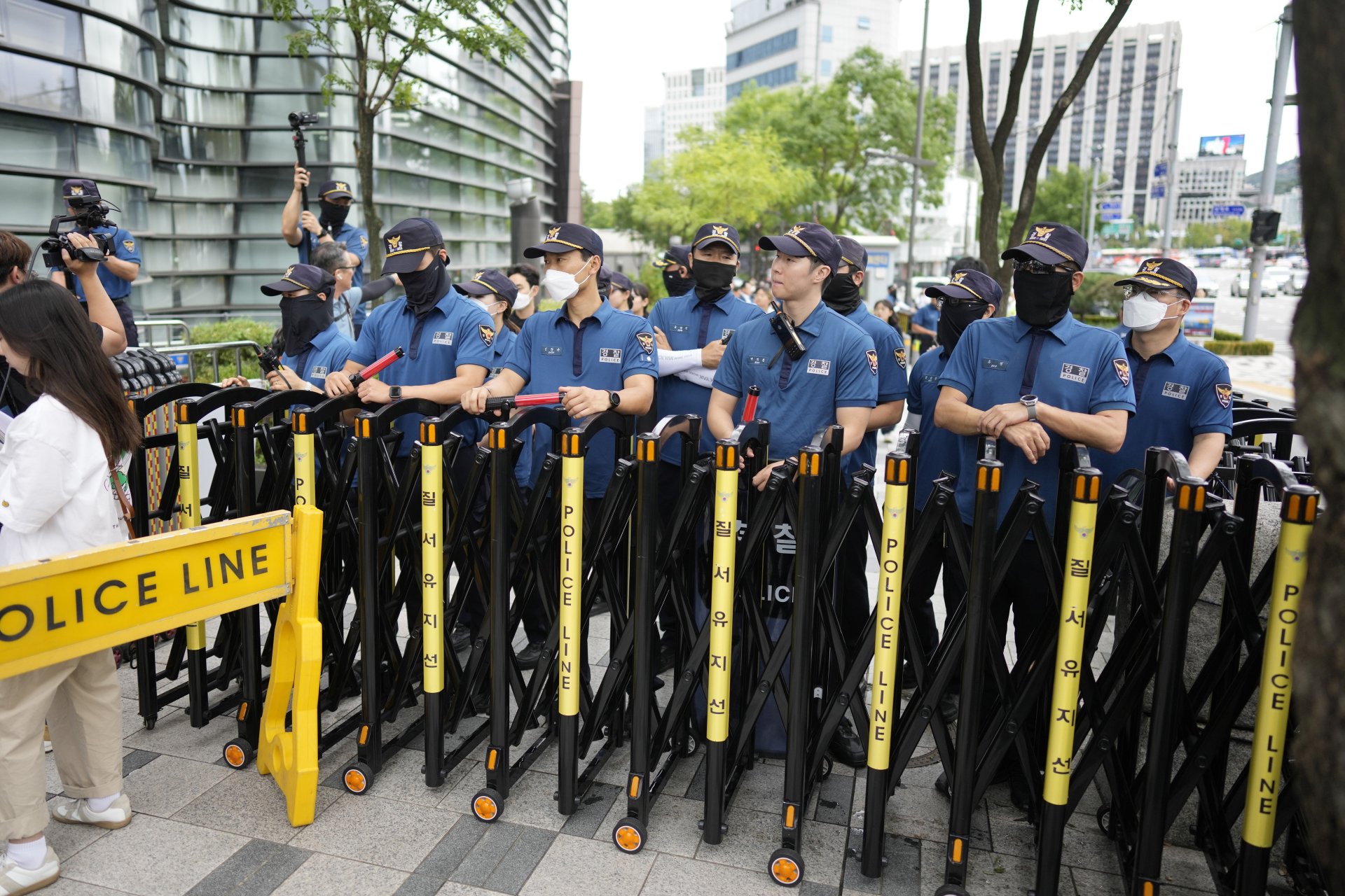 Южнокорейски полицаи охраняват японското посолство