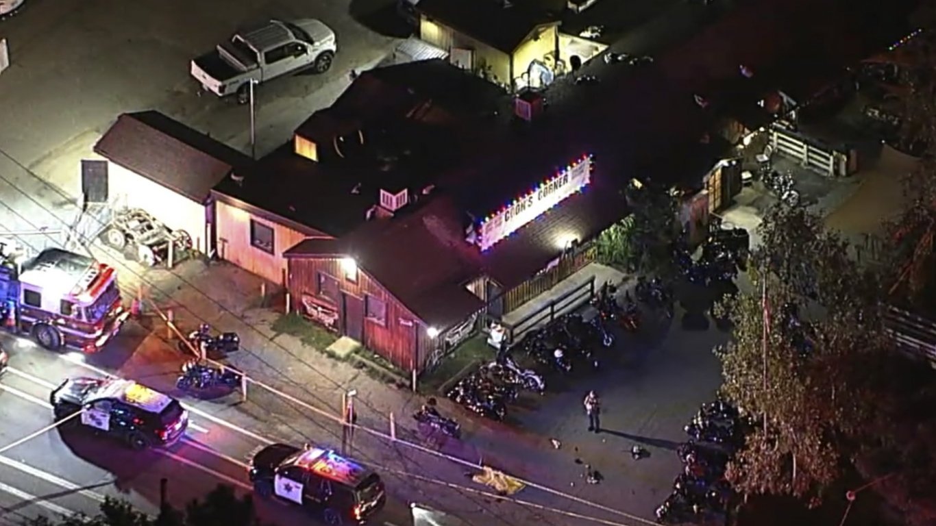 Пенсиониран полицай откри стрелба в рокерски бар в Калифорния, уби петима (видео)