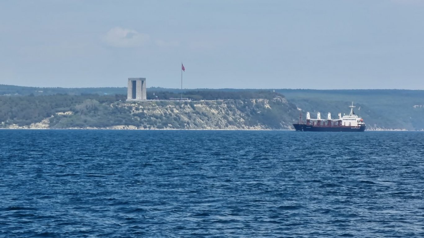 Турция няма да позволи на два британски кораба да преминат през Дарданелите и Босфора