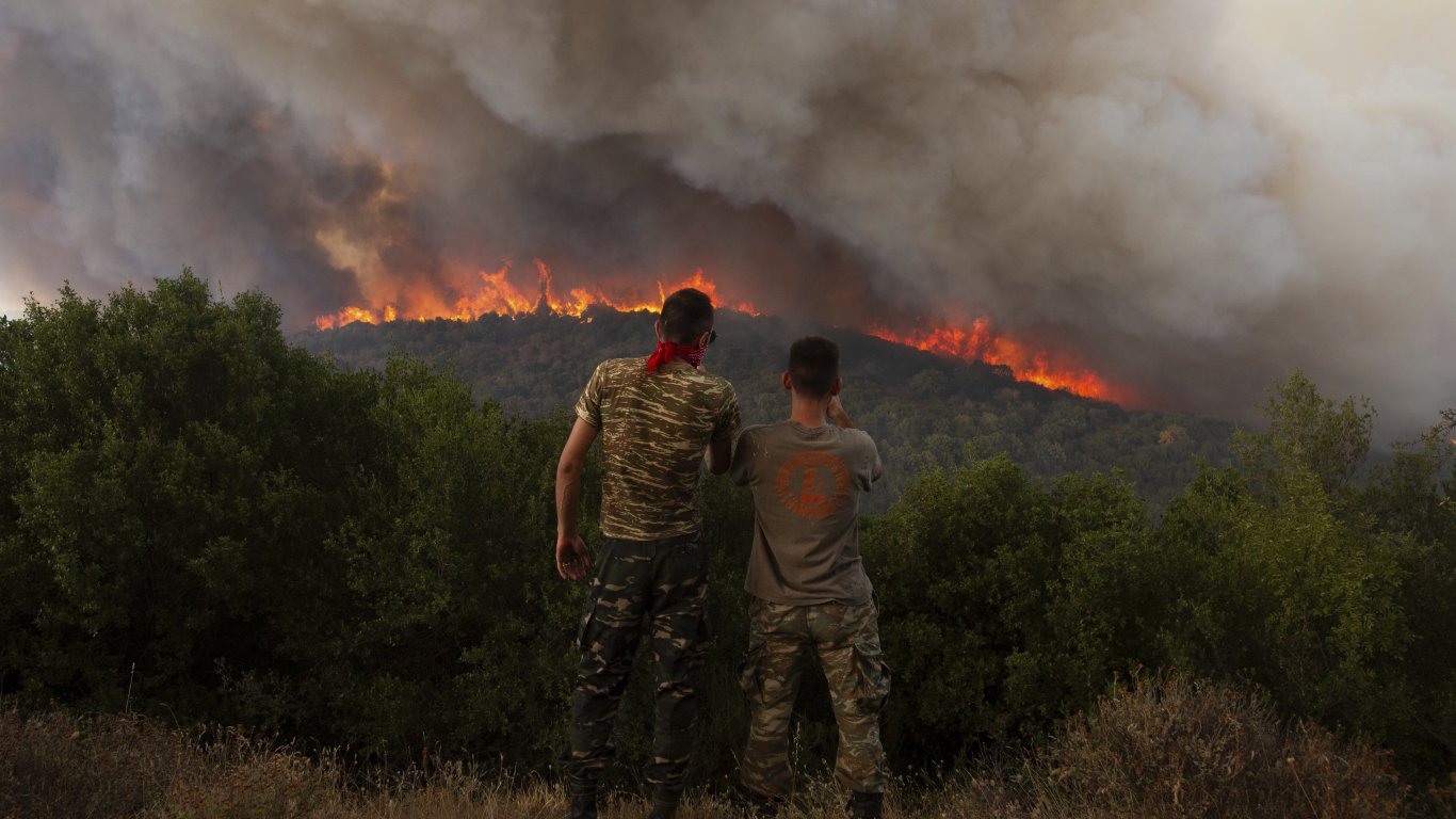 Огънят от Гърция приближава към България, ветровете затрудняват гасенето (снимки/видео)