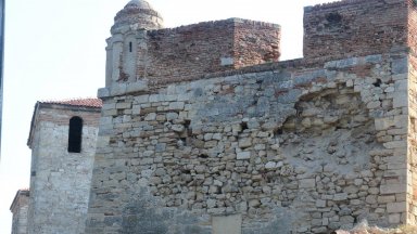 Detritos de pedra se soltaram e caíram da fortaleza de Baba Vida, ninguém ficou ferido