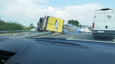 По предварителни данни няма пострадали Шофьорът е само с рана на