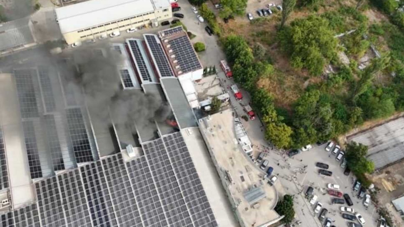 Пожар в промишлената зона в Пловдив, работниците успяха да се измъкнат