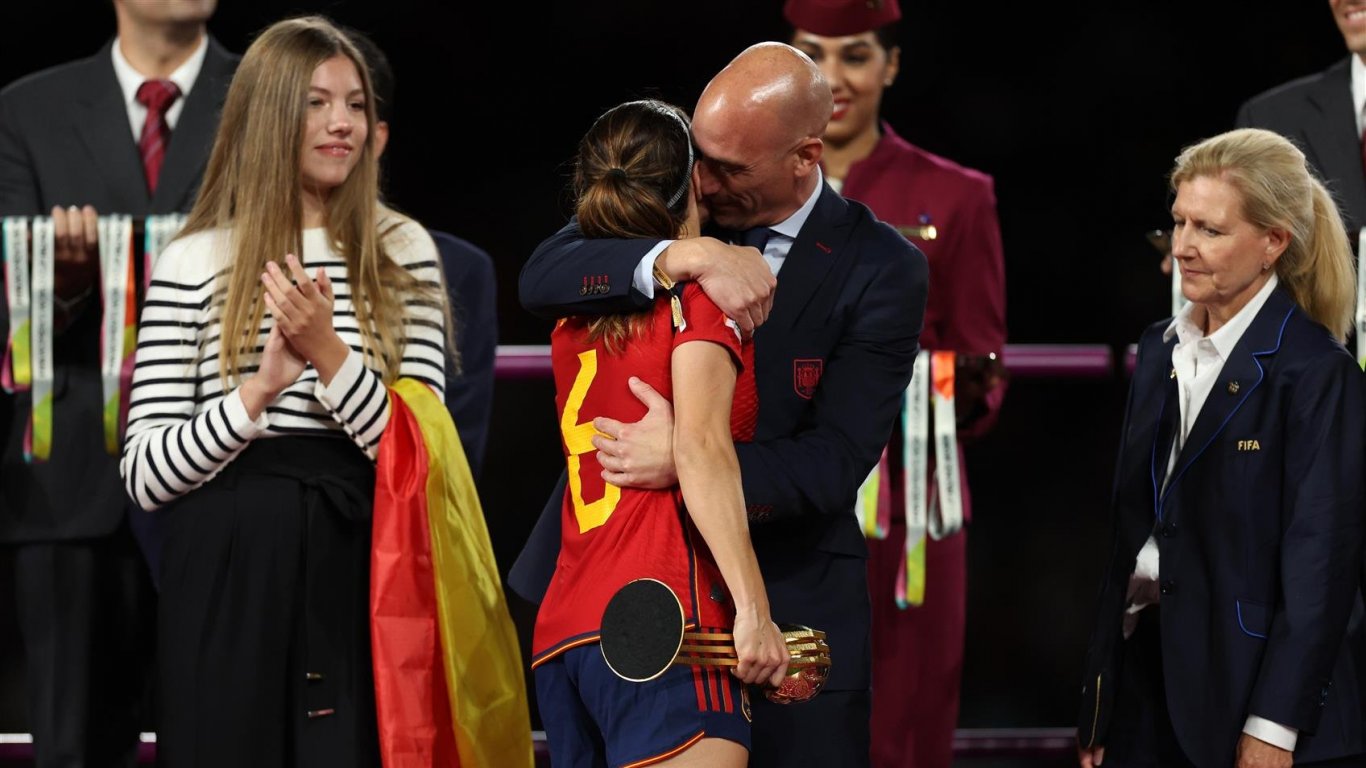 Шефът на испанския футбол категорично отказа да подава оставка заради скандалната целувка
