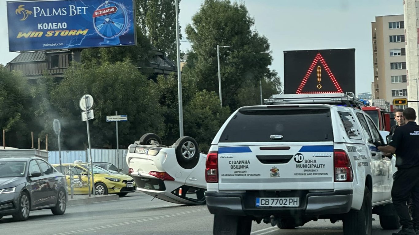 Шофьор загина край Еленското ханче, кола се обърна по таван в София (снимки и видео)