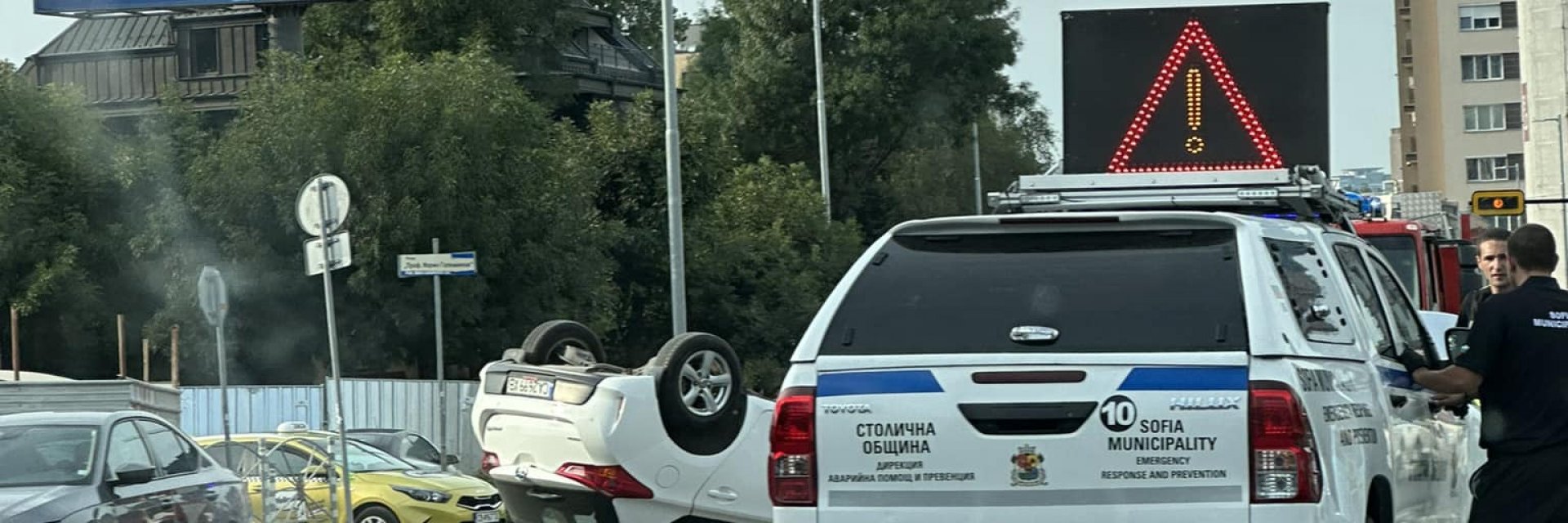 Шофьор загина край Еленското ханче, кола се обърна по таван в София (снимки и видео)