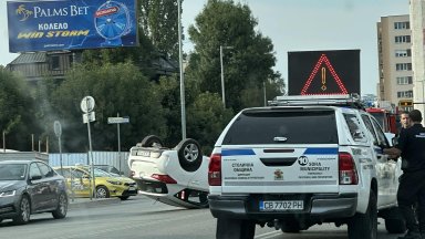 Шофьор загина край Еленското ханче, кола се обърна по таван в София (снимки и видео)