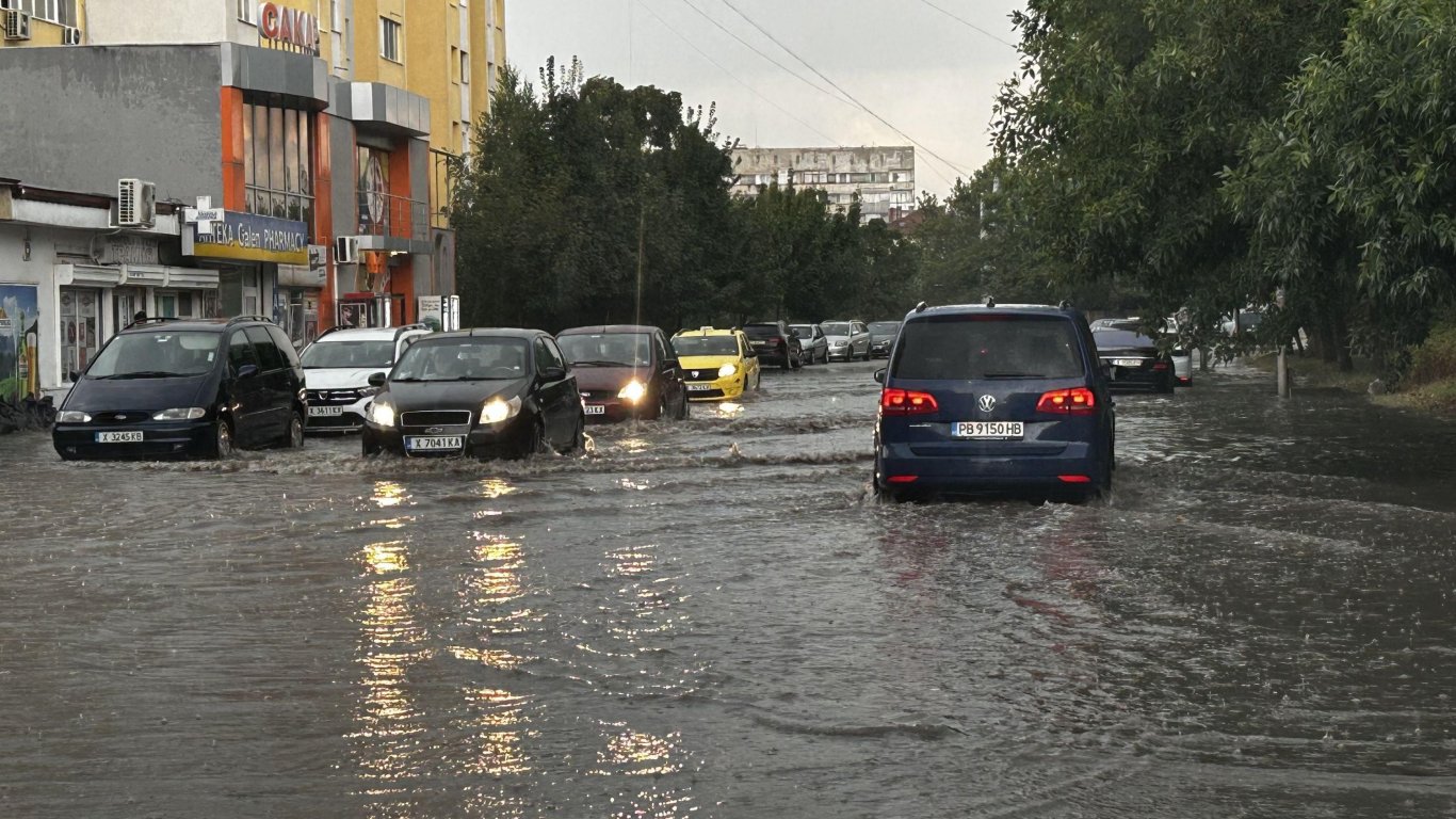 Къде в страната ще вали и гърми днес, кога да чакаме по-спокойно време