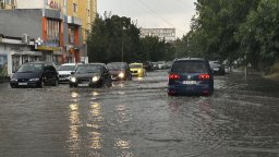 Къде в страната ще вали и гърми днес, кога да чакаме по-спокойно време