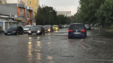 Къде в страната ще вали и гърми днес, кога да чакаме по-спокойно време