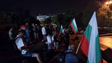 Посланията бяха насочено към хората разпънали палатки пред Паметника на