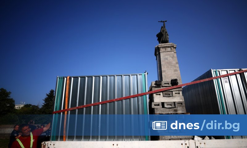 Паметникът вече е ограден откъм бул. Цар Освободител и бул.