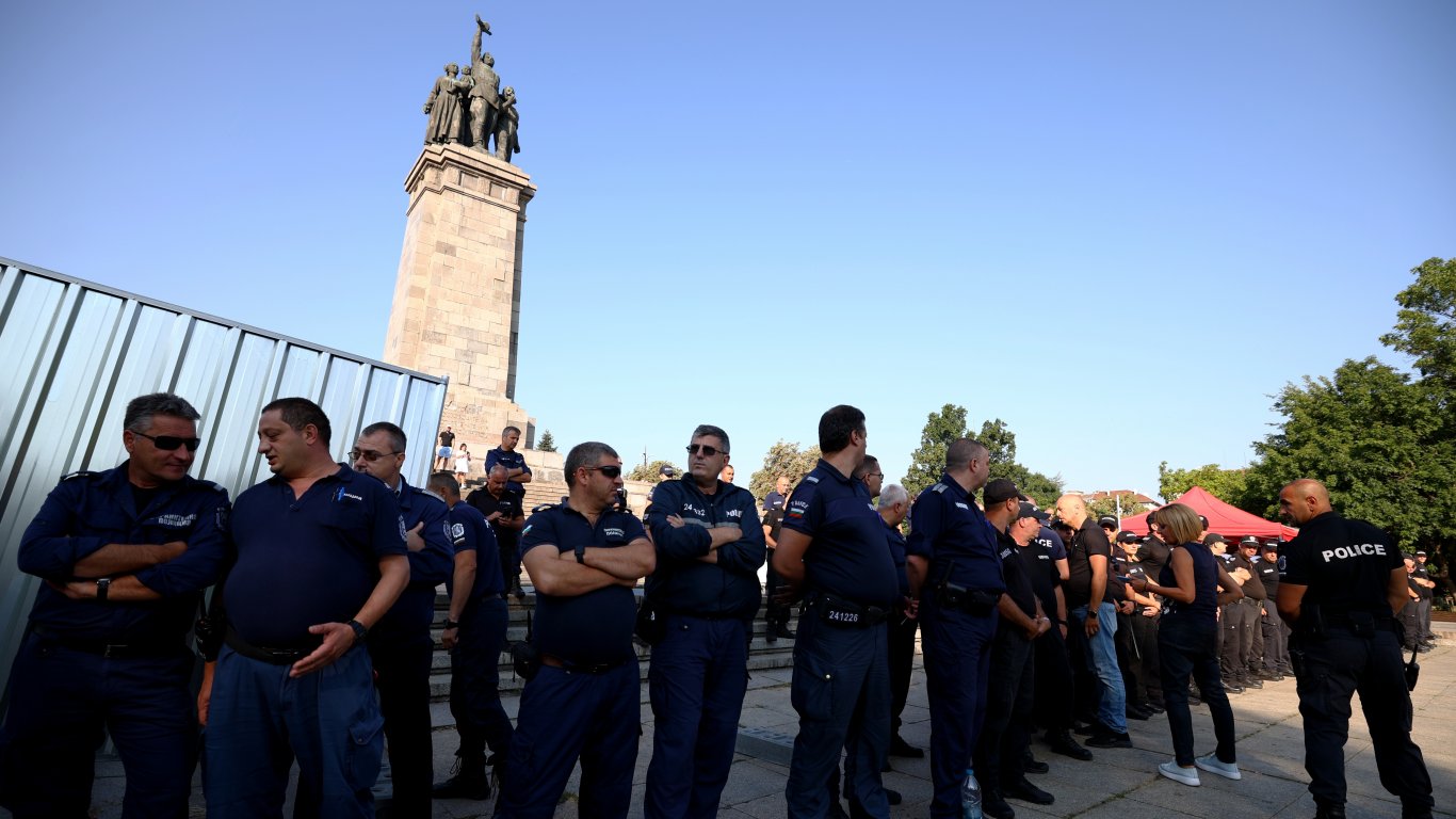 Започна заграждането с метални плоскости на Паметника на Съветската армия (снимки)