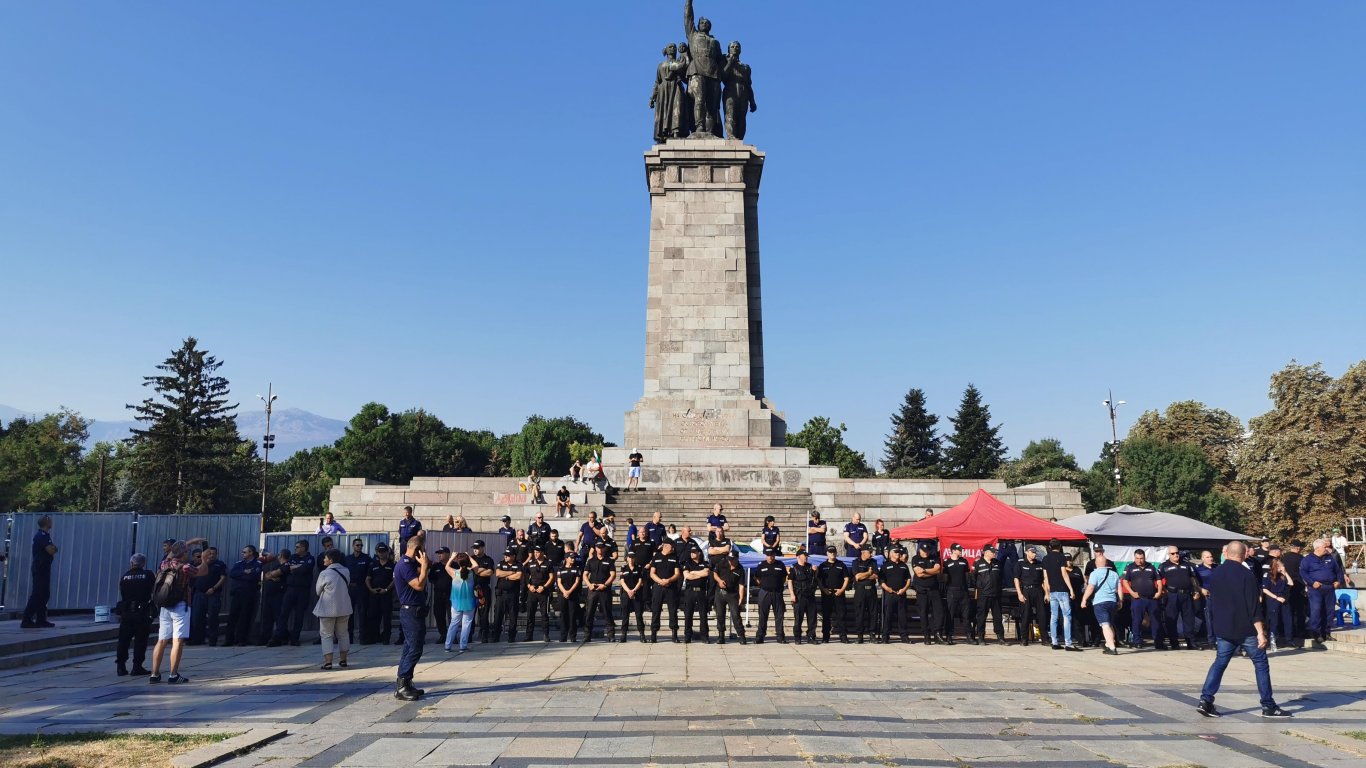 Фандъкова: Ролята на оградата около Паметника на съветската армия е да пази хората 