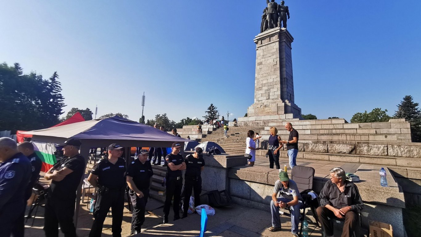 Протест в София поиска премахване на Паметника на Съветската армия