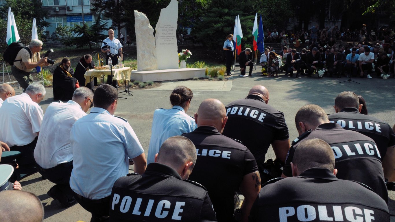 Калин Стоянов и Иван Демерджиев с взаимни обвинения пред паметната плоча на убити полицаи