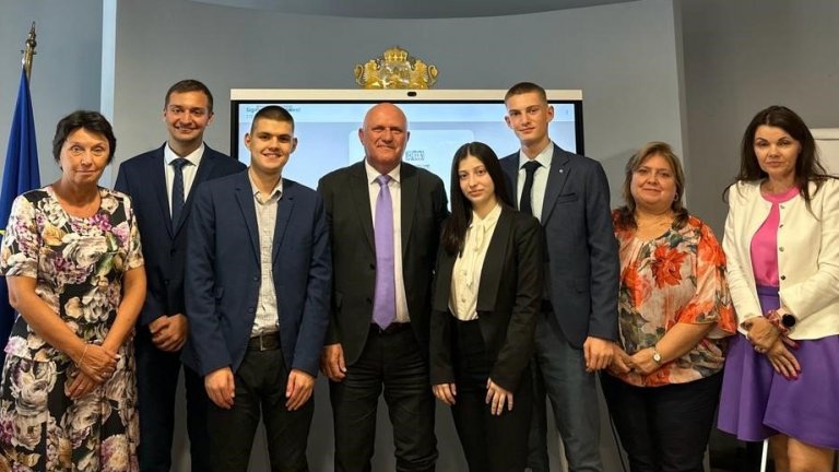 Младежи от Националния ученически парламент се включват в борбата срещу агресията в училище