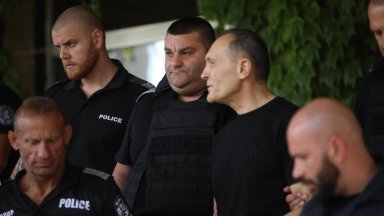 След като пристигна в София Божков беше задържан на Летище