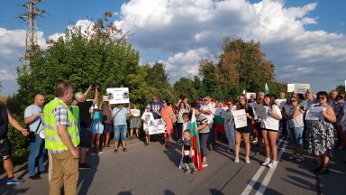 Протестиращи срещу замърсяването на въздуха разградчани блокираха пътя Русе - Варна
