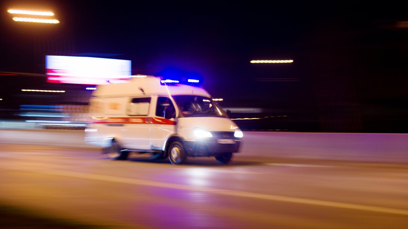 Млад шофьор мина на червено в Бургас, 17-годишен е в болница  